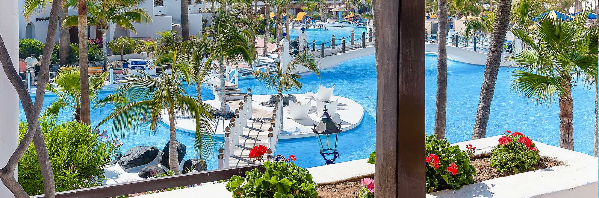 sm-parque-santiago-3-villas-slider-pool-terrace